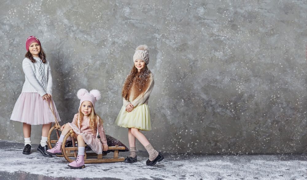 niños vestidos con ropa de fiesta elegante en Almería