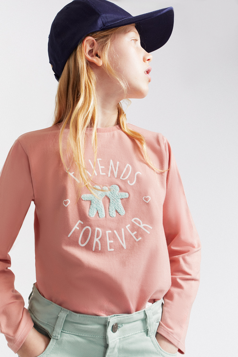 Camiseta Afelpada Niña Friends Forever | Calor, Suavidad y Mensaje Amistoso 1 Camiseta Afelpada Niña Friends Forever | Calor, Suavidad y Mensaje Amistoso