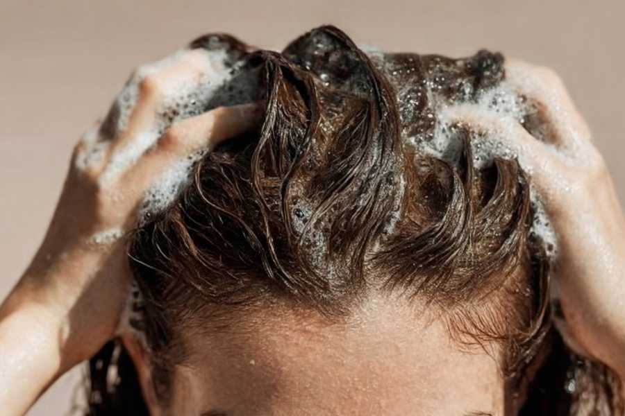 lavado del cabello rizado