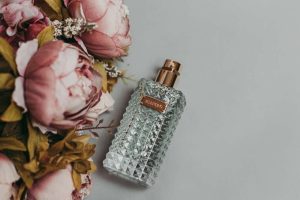 Diferencia entre bruma corporal y perfume: ¿Cuál elegir y cómo hacer que dure más?