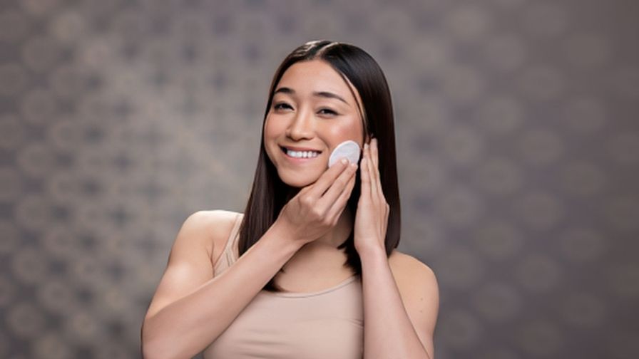 aplicar tonico facial
