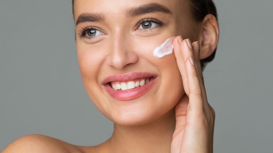 aplicar crema hidratante